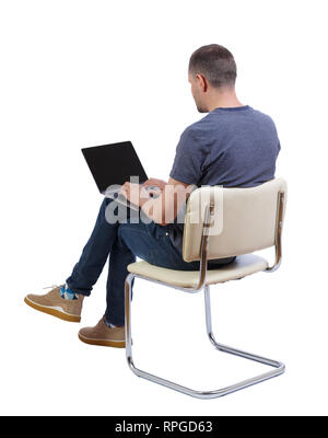 Vista posteriore di un uomo che si siede su una sedia con un computer  portatile. Vista posteriore di raccolta persone. vista posteriore di  persona. Isolato su sfondo bianco. Il ragazzo Foto stock - Alamy