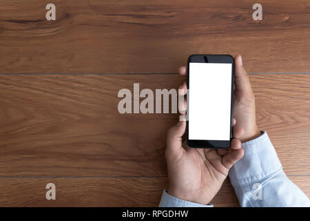 Man mano che tiene il nero lo schermo dello smartphone mockup Foto Stock