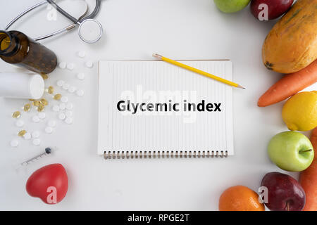 Indice Glicemico Fitness e perdita di peso concetto, manubri, bianco scala, frutta e nastro di misurazione su un tavolo di legno, vista dall'alto Foto Stock