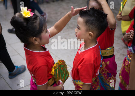 DENPASAR,BALI-dicembre 2017: danzatori stanno preparando le loro make up prima di eseguire prestazioni a Denpasar Festival. Foto Stock