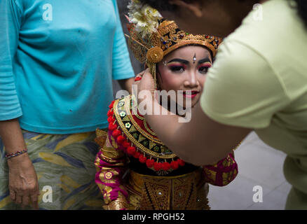 DENPASAR, BALI-DICEMBRE 2017: Il festival di Denpasar si tiene ogni anno a dicembre. Spettacolo per bambini Baris dance Foto Stock