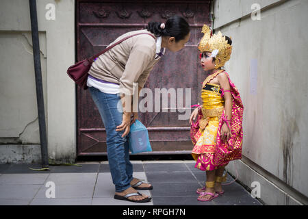 DENPASAR,BALI-dicembre 2017: Denpasar helds festival ogni anno a dicembre. Bambini performance di danza Baris Foto Stock