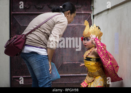 DENPASAR,BALI-dicembre 2017: Denpasar helds festival ogni anno a dicembre. Bambini performance di danza Baris Foto Stock