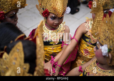 DENPASAR,BALI-dicembre 2017: Denpasar helds festival ogni anno a dicembre. Bambini performance di danza Baris Foto Stock