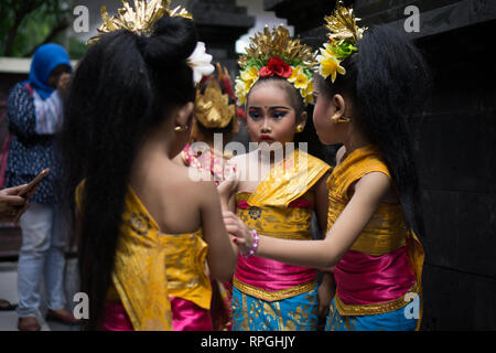 DENPASAR,BALI-dicembre 2017: Denpasar helds festival ogni anno a dicembre. Bambini performance di danza Baris Foto Stock