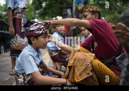 DENPASAR,BALI-dicembre 2017: danzatori stanno preparando le loro make up prima di eseguire prestazioni a Denpasar Festival. Foto Stock