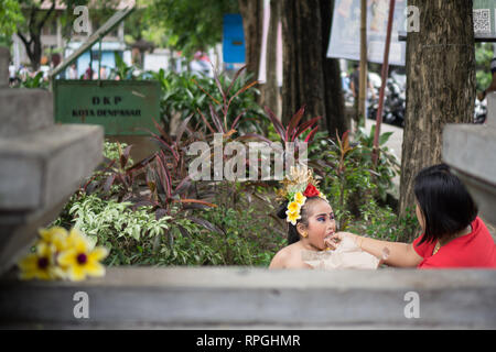 DENPASAR,BALI-dicembre 2017: Denpasar helds festival ogni anno a dicembre. Bambini performance di danza Baris Foto Stock