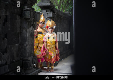 DENPASAR,BALI-dicembre 2017: Denpasar helds festival ogni anno a dicembre. Bambini performance di danza Baris Foto Stock