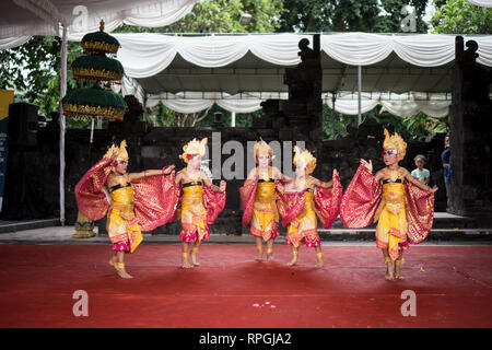 DENPASAR, BALI-Dicembre 2017: Denpasar festival che si tiene ogni anno nel mese di dicembre. Spettacolo per bambini con danza Baris Foto Stock