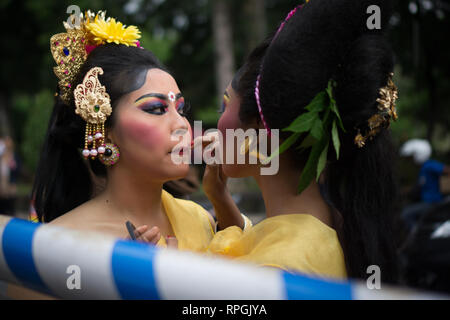 DENPASAR,BALI-dicembre 2017: danzatori stanno preparando le loro make up prima di eseguire prestazioni a Denpasar Festival. Foto Stock