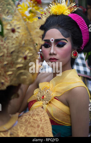 DENPASAR,BALI-dicembre 2017: Denpasar helds festival ogni anno a dicembre. Ci sono alcuni danza Balinese che sono eseguite al festival Foto Stock