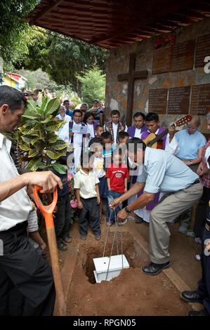 EL SALVADOR El Mozote, sito del massacro di bambini nel 1981. Bambino la bara di essere sepolto. fotografia di Sean Sprague 2008 Foto Stock