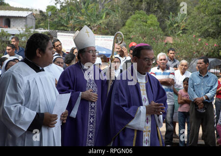 EL SALVADOR El Mozote, sito del massacro di bambini nel 1981. Il Vescovo di San Miguel. fotografia di Sean Sprague 2008 Foto Stock