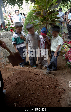 EL SALVADOR El Mozote, sito del massacro di bambini nel 1981. Bambino la bara di essere sepolto. fotografia di Sean Sprague 2008 Foto Stock