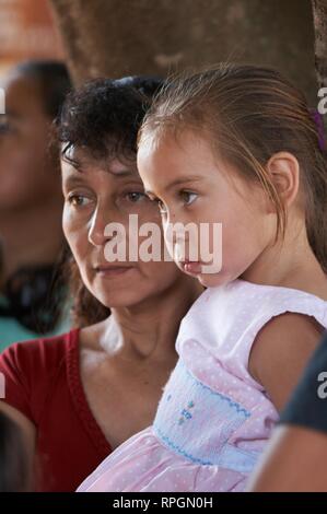 EL SALVADOR El Mozote, sito del massacro di bambini nel 1981. Volti alla celebrazione memoriale. fotografia di Sean Sprague 2008 Foto Stock