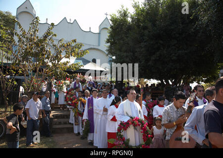 EL SALVADOR El Mozote, sito del massacro di bambini nel 1981. Processione durante la celebrazione memoriale. fotografia di Sean Sprague 2008 Foto Stock