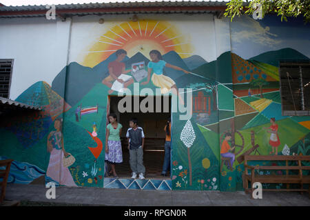 EL SALVADOR El Mozote, sito del massacro di bambini nel 1981. Cappella del Mural. fotografia di Sean Sprague 2008 Foto Stock