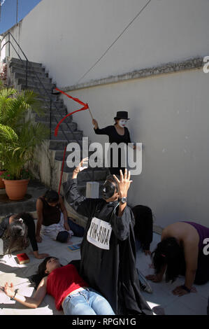 EL SALVADOR il dramma della gioventù gruppo che esegue una breve presentazione intese a prevenire la diffusione del virus HIV, Contra Sida, San Salvador. Fotografia di SEAN SPRAGUE 2008 Foto Stock