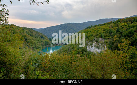 I laghi di Plitvice e cascate scenario in Croazia il primo parco nazionale. Foto Stock