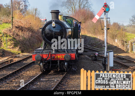 Treni a vapore in Severn Valley Railway nel pittoresco villaggio di Arley in Worcestershire, Regno Unito. Preso il 21 febbraio 2019 Foto Stock