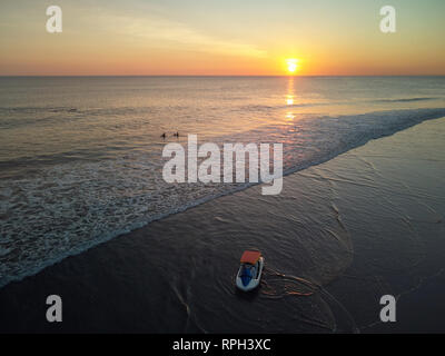 Surf tramonto sul tema del tempo. Surfisti di onda di cattura Foto Stock