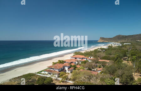 Zona residenziale sulla spiaggia dell'oceano drone visualizza Foto Stock