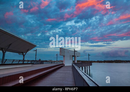 Piattaforma di Osservazione oltre il Fiume Nerang a Southport al tramonto. La Gold Coast, Queensland, Australia Foto Stock