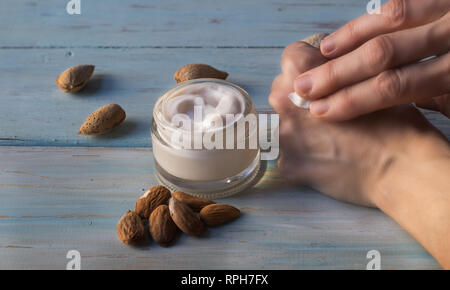 Crema mani di mandorle in un vasetto di vetro. In casa la crema di mandorle Foto Stock