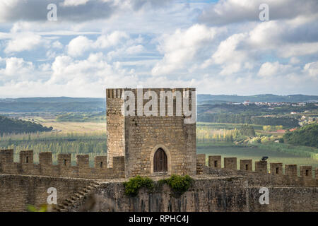 Pietra medievale torre di castello e mura vicino fino al paesaggio e l'azzurro del cielo. Foto Stock