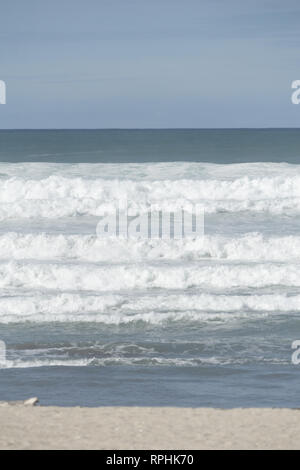 Mare turbolento a Mount Maunganui spiaggia principale di Tauranga, Nuova Zelanda Foto Stock