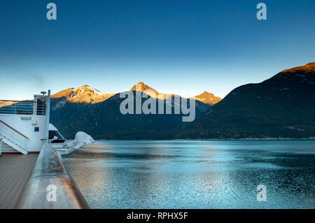 Settembre 15, 2018 - Skagway AK: Sunrise alpenglow luce sulle montagne e vista di Taiya ingresso dall'Volendam nave da crociera Sport Deck mentre arrivin Foto Stock