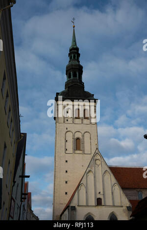 Una vista del rivestiti di rame steeple di San Nicolas' chiesa nella città vecchia sezione di Tallinn, Estonia. Foto Stock
