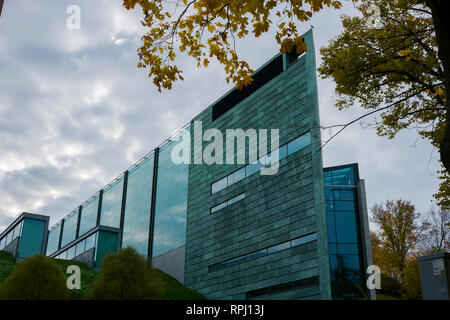 Un rame ricoperto angolo acuto del Kumu Art Museum a Tallinn in Estonia. Foto Stock