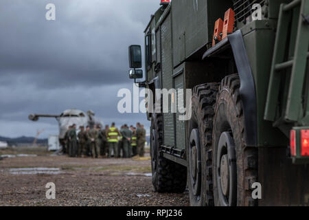Il Mag. Gen. Vincenzo A. Coglianese, commander, Marine Corps impianti comando, grazie la Marine Corps Air Station Miramar aeromobili di salvataggio e di lotta antincendio Marines per le loro prestazioni a MCAS Miramar, California, Feb. 21. Coglianese visitato MCAS Miramar per tour e osservare la corrente di progetti innovativi che avvengono al momento dell'installazione. (U.S. Marine Corps foto di Sgt. Jake McClung) Foto Stock