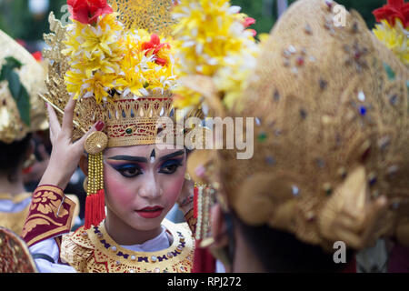 DENPASAR,BALI-dicembre 2017: danzatori stanno preparando le loro make up prima di eseguire prestazioni a Denpasar Festival. Foto Stock