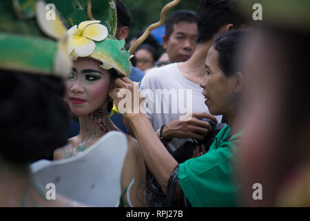 DENPASAR,BALI-dicembre 2017: danzatori stanno preparando le loro make up prima di eseguire prestazioni a Denpasar Festival. Foto Stock