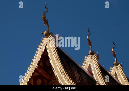 Chiang Rai Thailandia, multi-tier con tetto di serpente scolpito finials al Wat Sri Bun Rueang Foto Stock