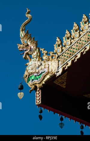 Chiang Rai Thailandia, intagliato Serpente Mistico finials tetto a Wat Sri Bun Rueang Foto Stock