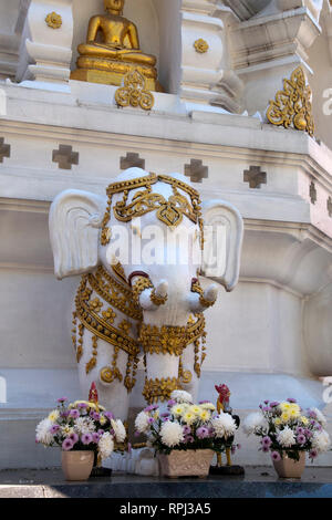 Chiang Rai Thailandia, close-up di un elefante statua alla base del bianco chedi a motivi di Wat Klang Wiang Foto Stock