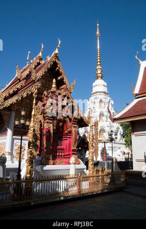 Chiang Rai Thailandia, bianco chedi e ornato pagoda di motivi di Wat Klang Wiang Foto Stock