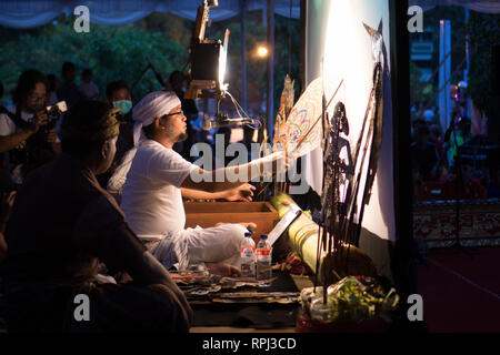 Master of Puppets design balinese shadow puppets sta facendo le prestazioni a Denpasar Foto Stock