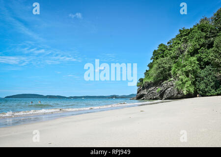Bellissima costa tropicale della Thailandia che si affaccia sulla spiaggia, mare azzurro, Krabi Ao Nang. Foto Stock