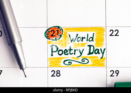 Promemoria Poesia Mondiale giorno nel calendario con penna verde. 21 marzo. Close-up. Foto Stock