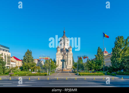 Vista la Avram Iancu Square e dormizione della Theotokos cattedrale, la più famosa Chiesa Ortodossa Romena di Cluj-Napoca, Romania. Foto Stock