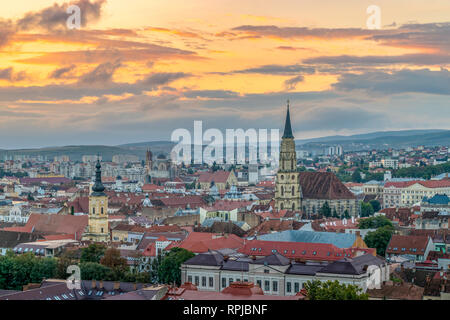 La vecchia città di Cluj-Napoca con la chiesa francescana e la Chiesa di St. Michael visto dal Parco Cetatuia a sunrise in Cluj-Napoca, Romania. Foto Stock