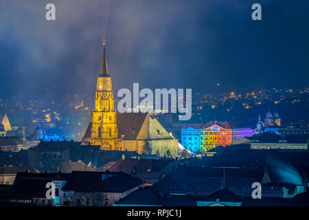 La vecchia città di Cluj-Napoca con la chiesa francescana e la Chiesa di St. Michael visto dal Cetatuia parco di notte in Cluj-Napoca, Romania. Foto Stock