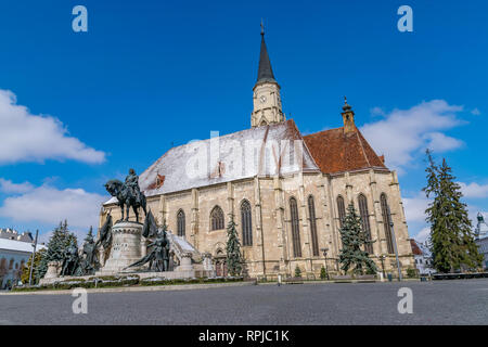 La parrocchia di San Michele e la chiesa di Mattia Corvino monumento nel centro della città di Cluj-Napoca, Romania durante una giornata di sole con cielo blu. Foto Stock