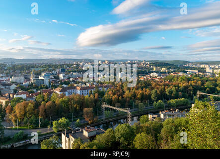 Vista la Cluj-Napoca Central Park in una giornata di sole con cielo blu dalla collina Cetatuia in Cluj-Napoca, Romania. Foto Stock