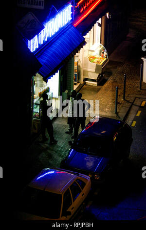 Un negozio aperto tutta la notte, visto da una camera di albergo, Lille, Nord, Francia Foto Stock