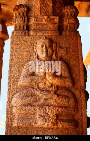 La scultura del Signore Buddha presso il Tempio Vittala, Hampi, Karnataka, India Foto Stock